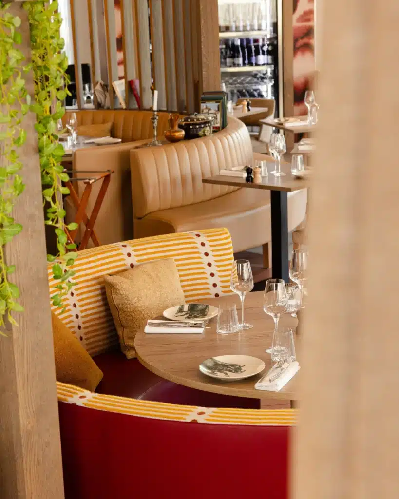 table-et-banquettes-restaurant-Lona-819x1024